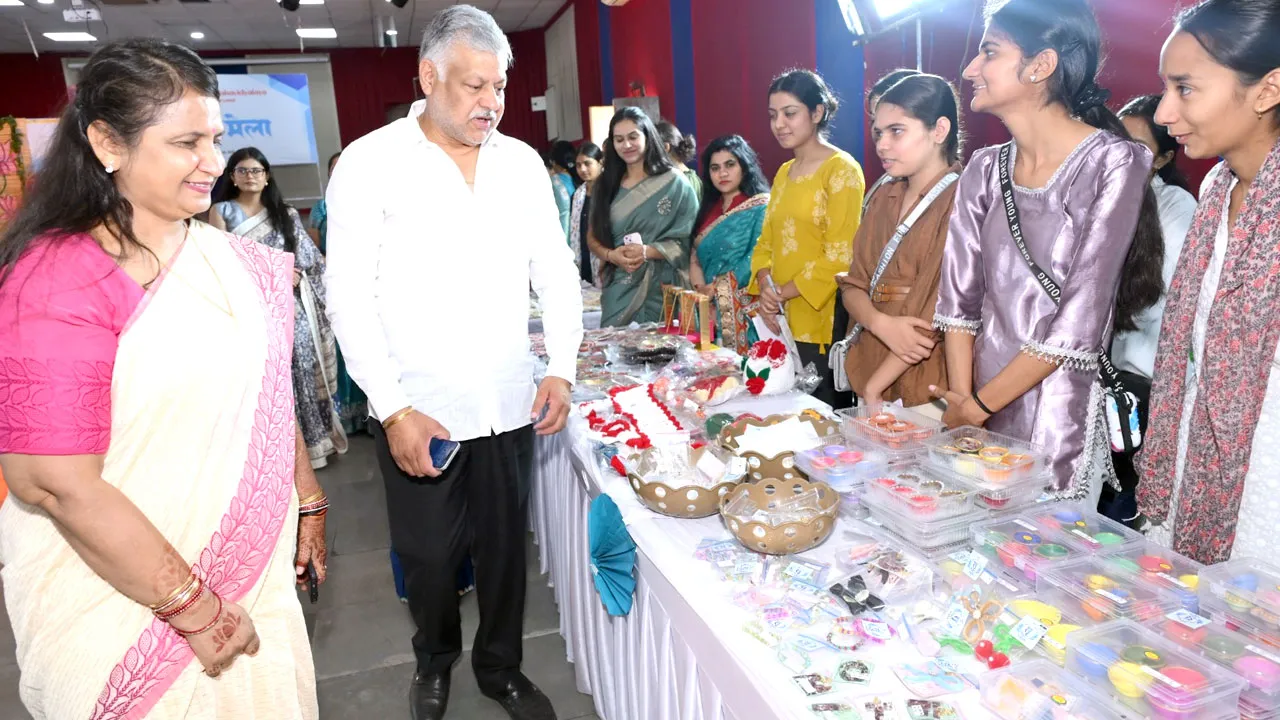 Srijan Mela: आदर्श महिला महाविद्यालय में सृजन मेले का आयोजन, छात्राओं ने प्रदर्शनी में प्रदर्शित किए अपने हुनर से तैयार उत्पाद
