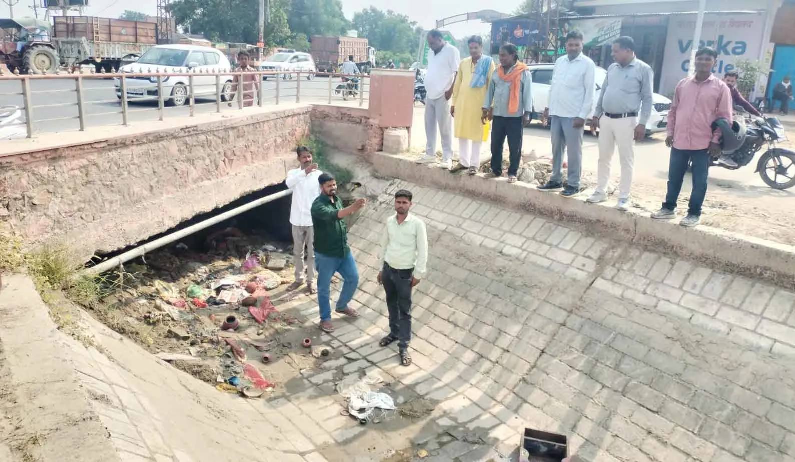 Chhath Preparations: छठ पर्व से पहले कोहला नहर की बदहाली आई सामने, पूजन सामग्री और कचरे से पुल जाम 