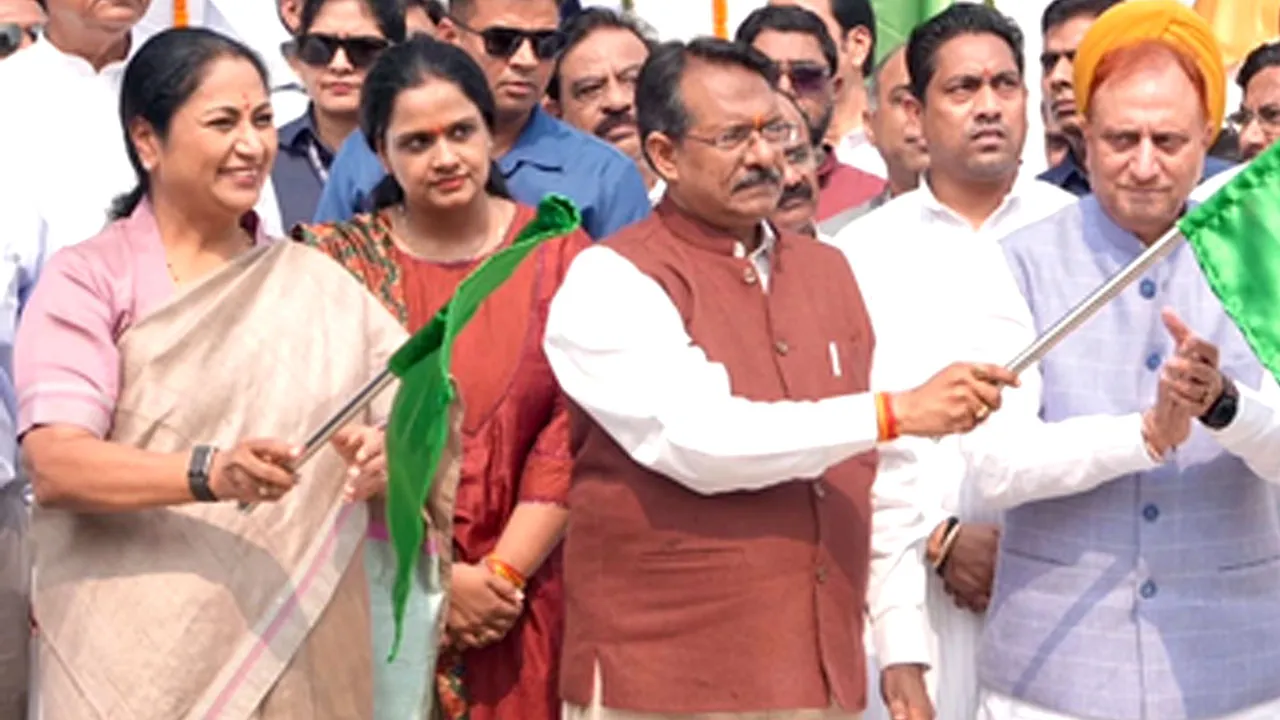 Delhi Cleanliness Drive: दिल्ली में सफाई व्यवस्था होगी मजबूत, CM रेखा गुप्ता ने कचरा प्रबंधन के लिए नई मशीनों और वाहनों को दिखाई हरी झंडी
