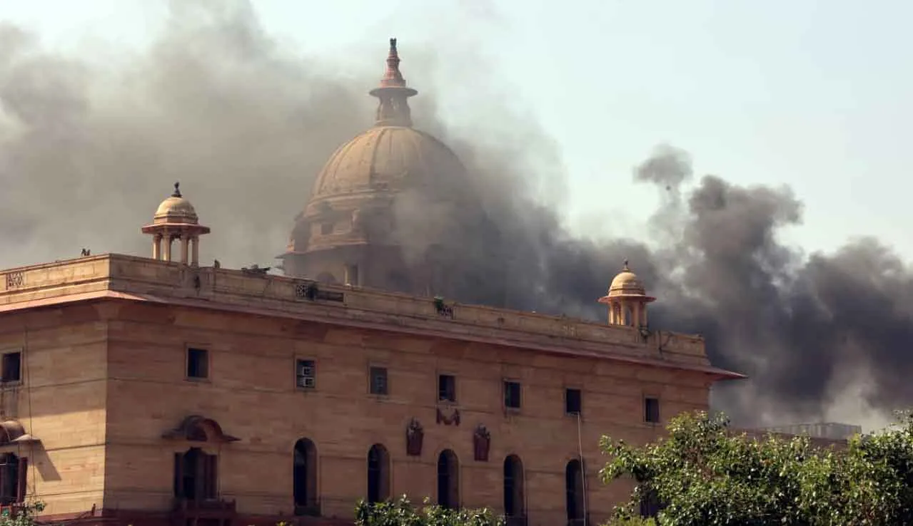 Delhi Latest News: दिल्ली के नॉर्थ ब्लॉक के आसमान में छाया घना काला धुआं, जानें क्या है माजरा?