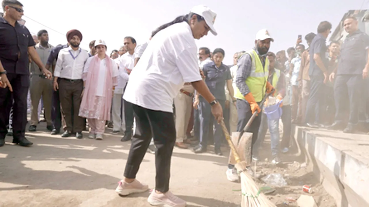 Sewa Mera Yogdaan: 'सेवा मेरा योगदान' के तहत स्वच्छता अभियान में शामिल हुईं सीएम रेखा गुप्ता