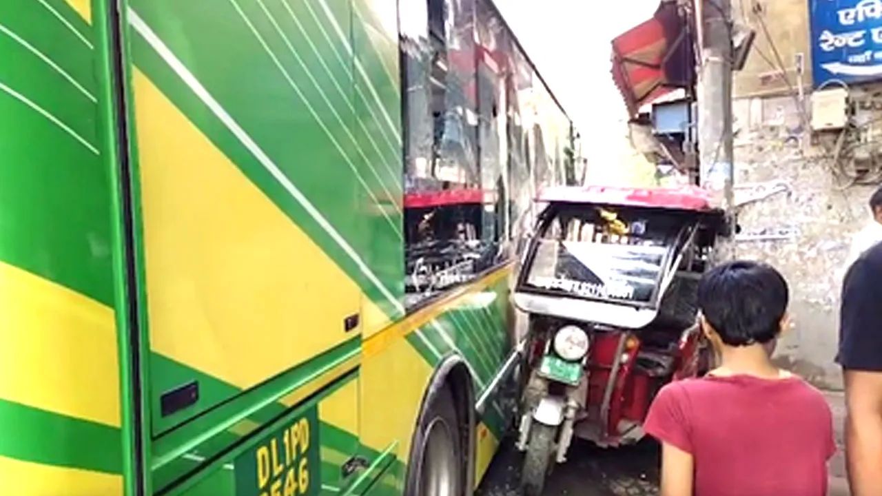 Delhi Road Accident; दिल्ली में सड़क हादसों से मचा हड़कंप, DTC बस की टक्कर से एक की मौत; द्वारका में ट्रक ने ली युवक की जान