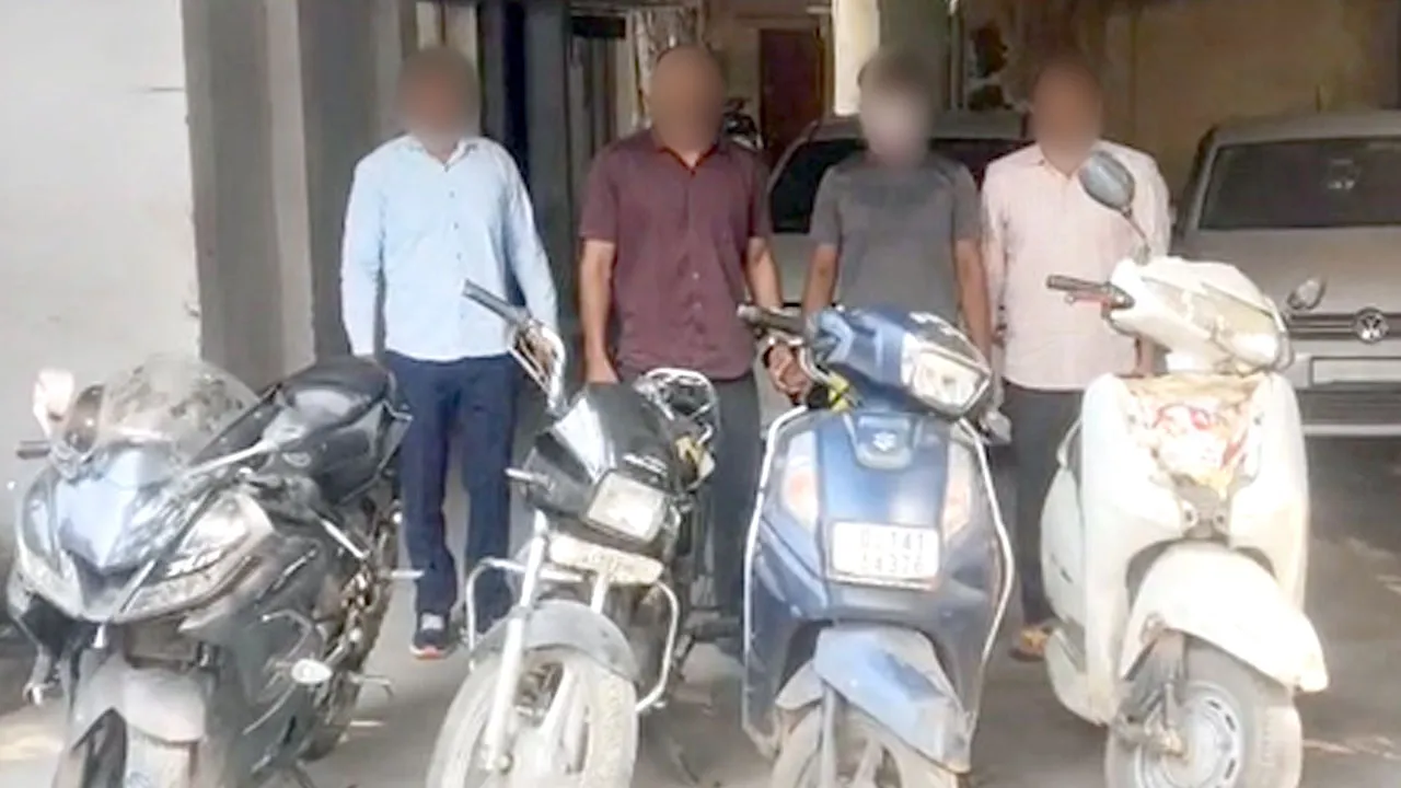 दिल्ली में वाहन चोर गिरफ्तार, चोरी के चार दोपहिया वाहन बरामद
