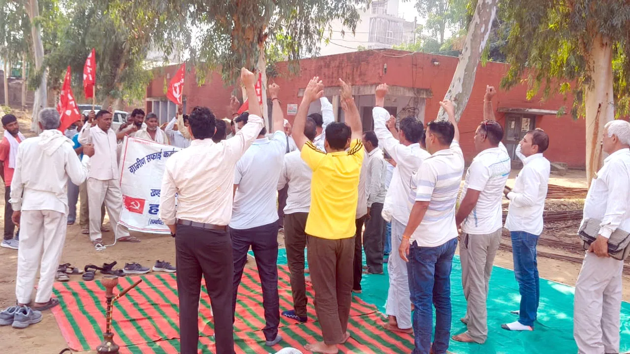 Electricity Workers Strike: भिवानी में दूसरे दिन भी जारी रही बिजली कर्मचारियों की तीन दिवसीय हड़ताल