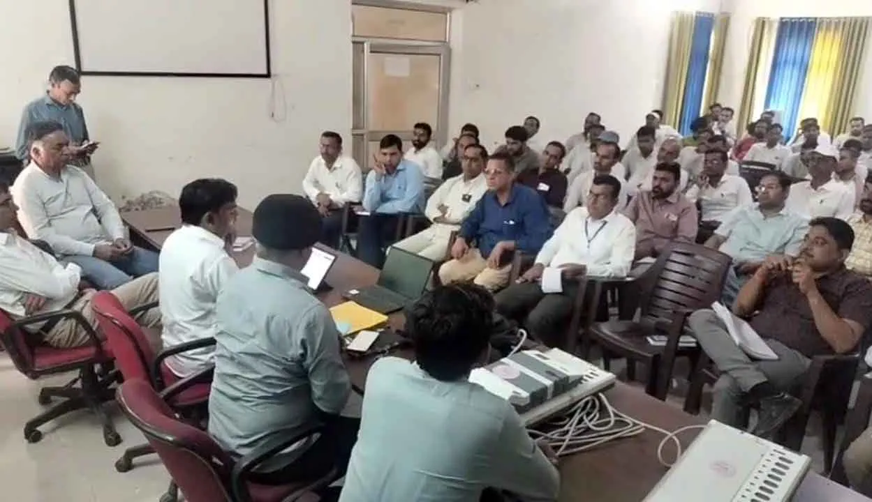 Hanumangarh Panchayat Elections: हनुमानगढ़ में पंचायत चुनाव की तैयारी तेज, कार्मिकों ने सीखी कंट्रोल यूनिट व बैलेट यूनिट तैयार करने की प्रक्रिया 