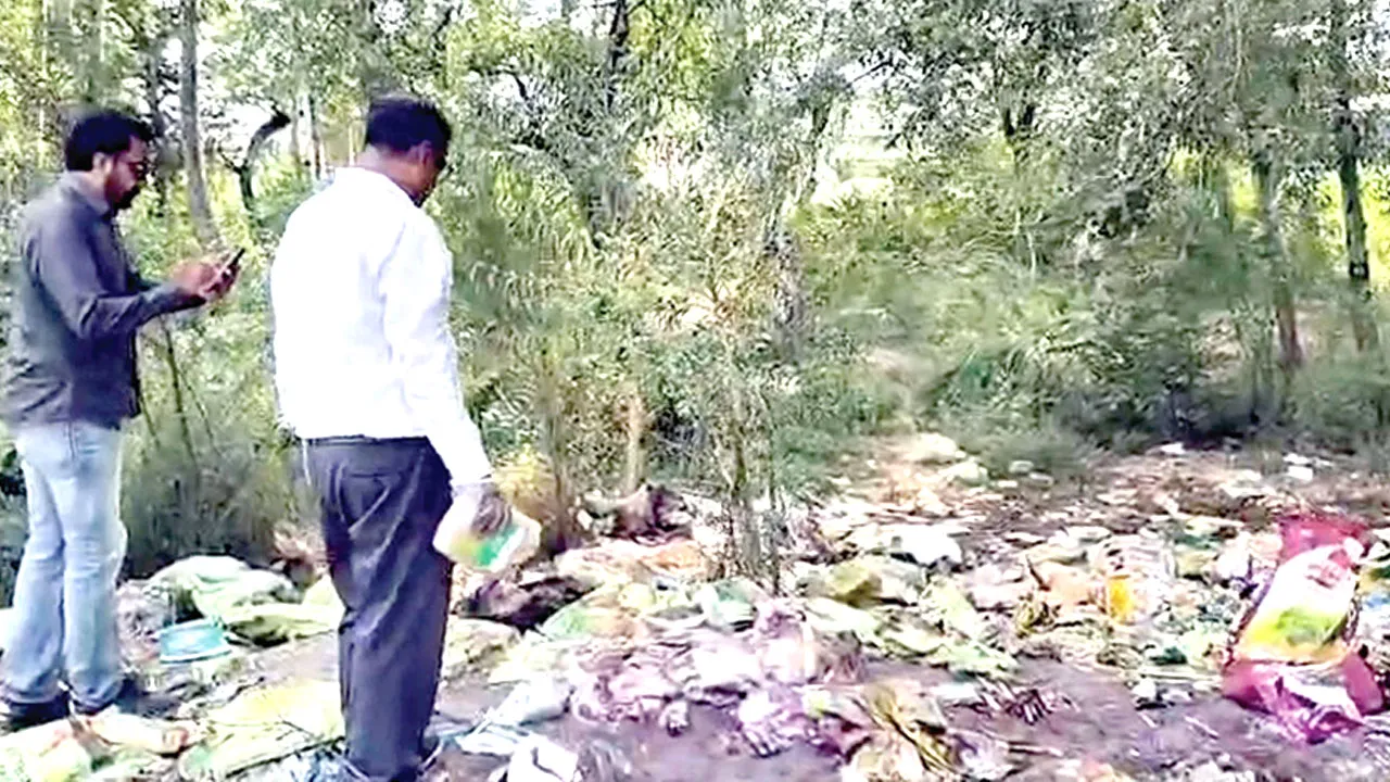 नहर किनारे फेंकी मिलीं जहरीली कृषि दवाइयां और बीज