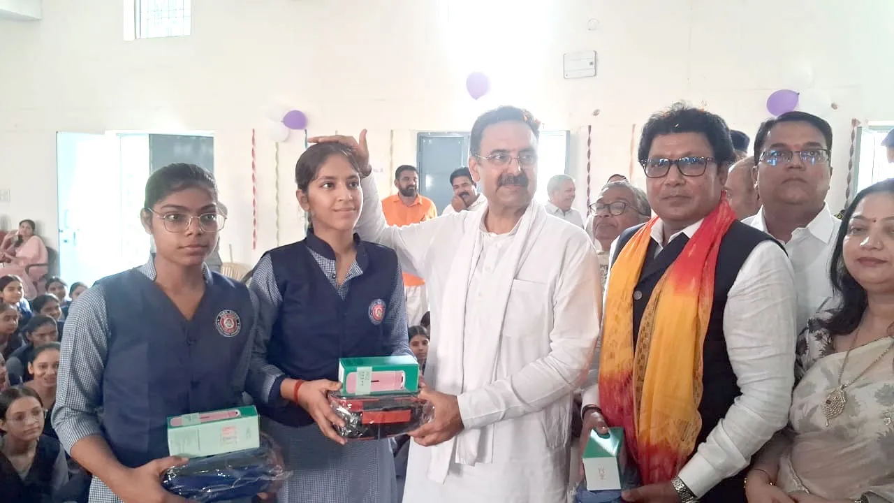 एआई को ताकत बनाएं, दुरुपयोग से बचें, छात्राओं को लक्ष्य तय करने की सलाह