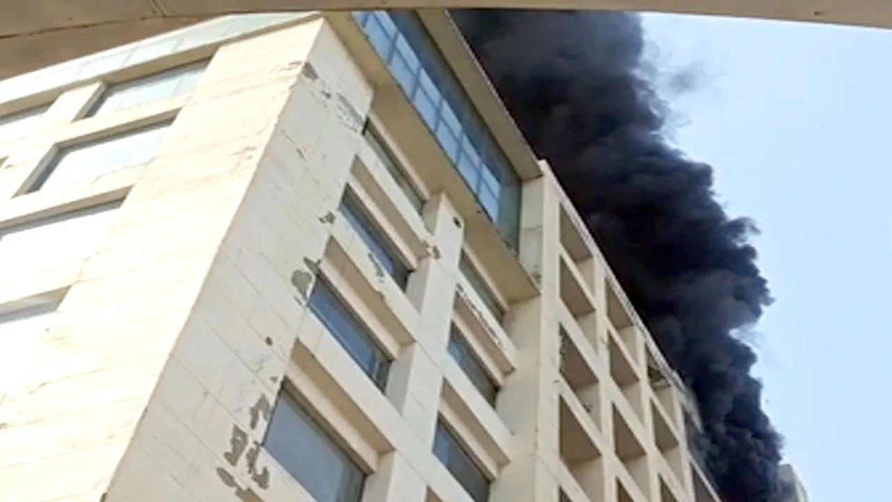 Ghaziabad Hotel Fire: गाजियाबाद के होटल में भीषण आग, 18 लोगों को सुरक्षित निकाला गया