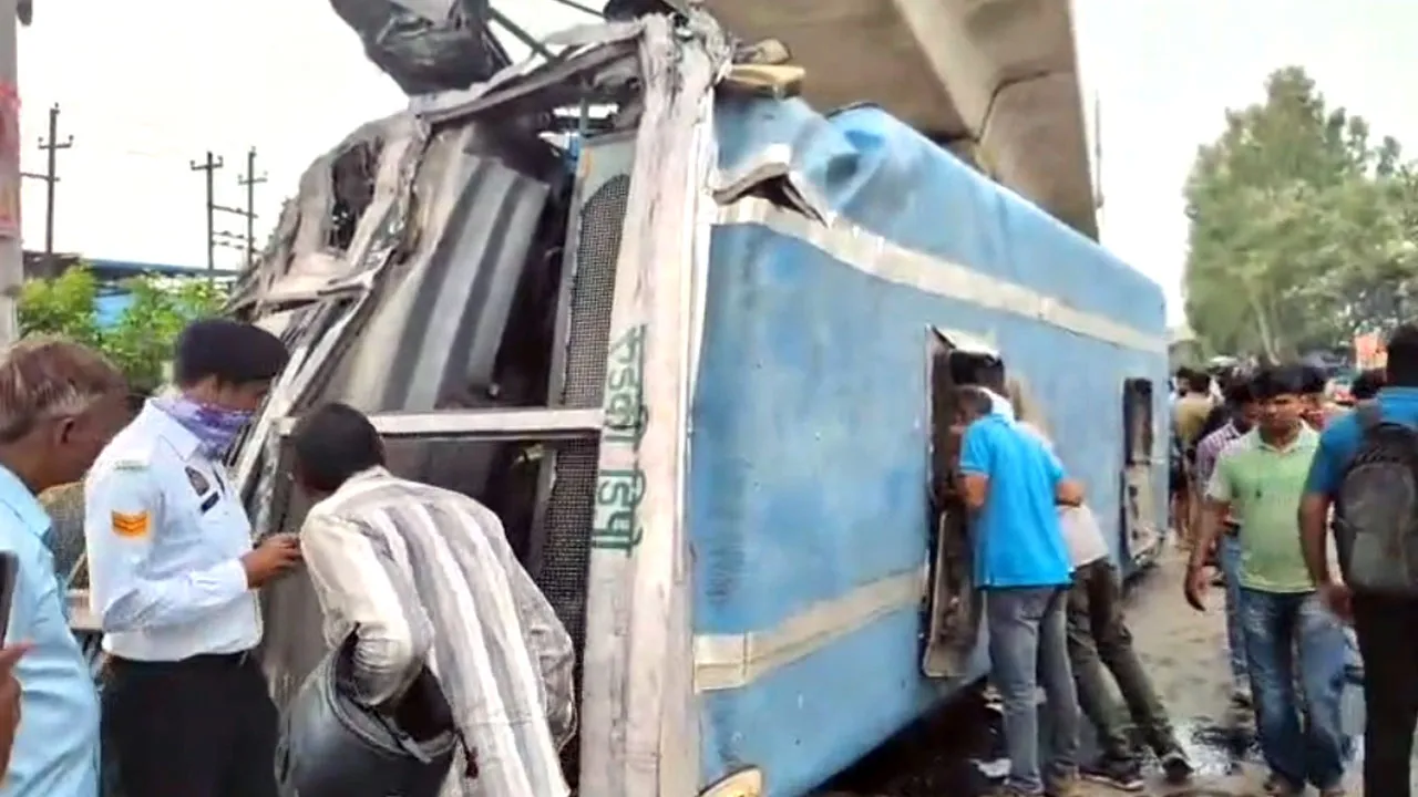 Uttarakhand Roadways Bus Accident: गाजियाबाद में बड़ा सड़क हादसा, गंगनहर के पास पिलर से टकराकर पलटी रोडवेज बस