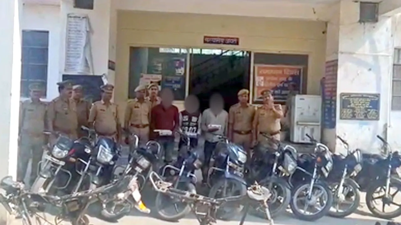 नोएडा में चोरी की 11 मोटरसाइकिल और 10 मोबाइल बरामद, 3 आरोपी गिरफ्तार