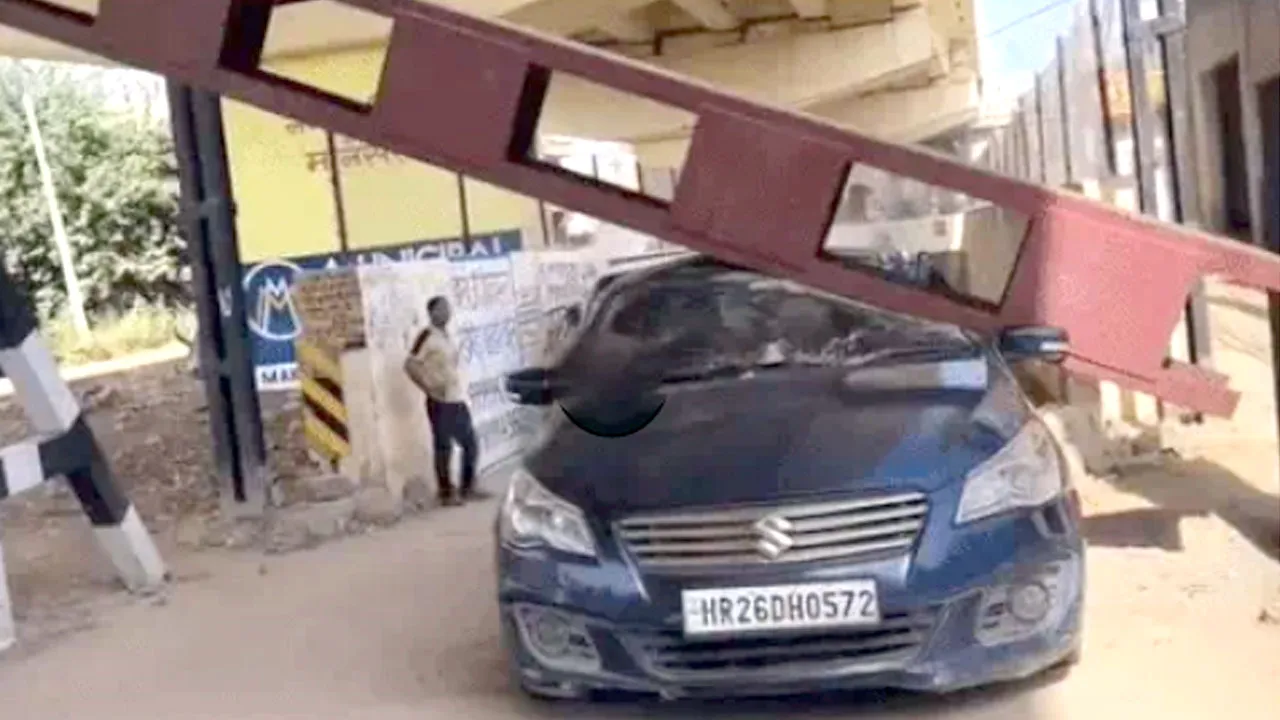 गढ़ी-हरसरू रेलवे अंडरपास में कार पर गिरा भारी हाइट गेट