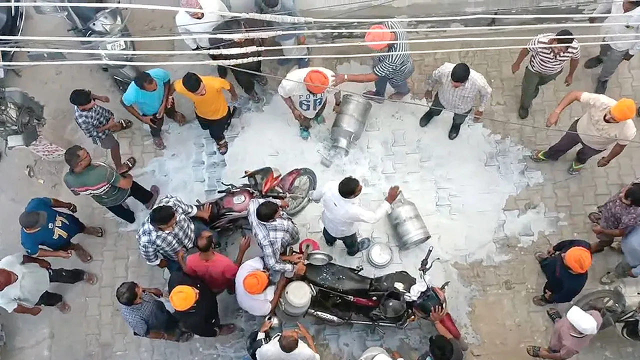 Doodh Bandh Andolan: दूध बंद आंदोलन के दूसरे दिन भी वीटा प्लांट के बाहर किसानों का पक्का मोर्चा जारी