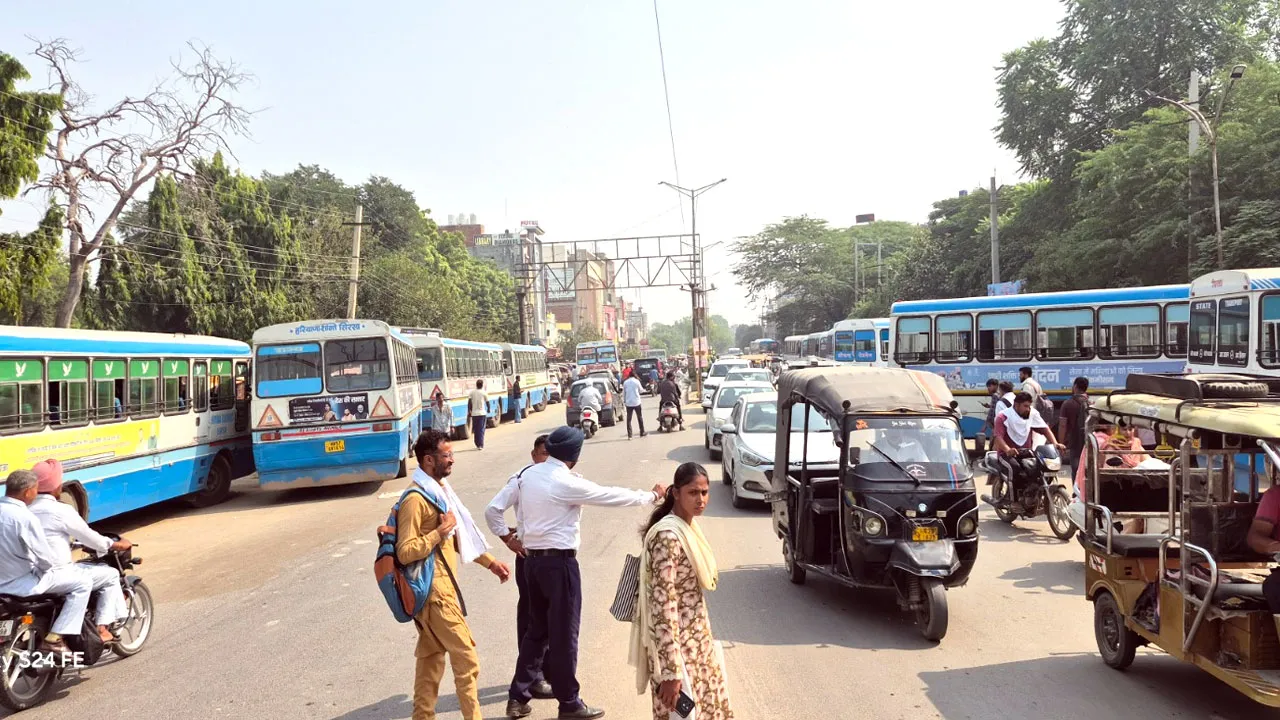 Haryana Roadways Workers Protest: सिरसा बस स्टैंड पर रोडवेज कर्मियों का हंगामा, परिचालक से मारपीट व जान से मारने की धमकी के विरोध में बस स्टैंड के दोनों गेट बंद कर डेढ़ घंटे तक लगाया जाम