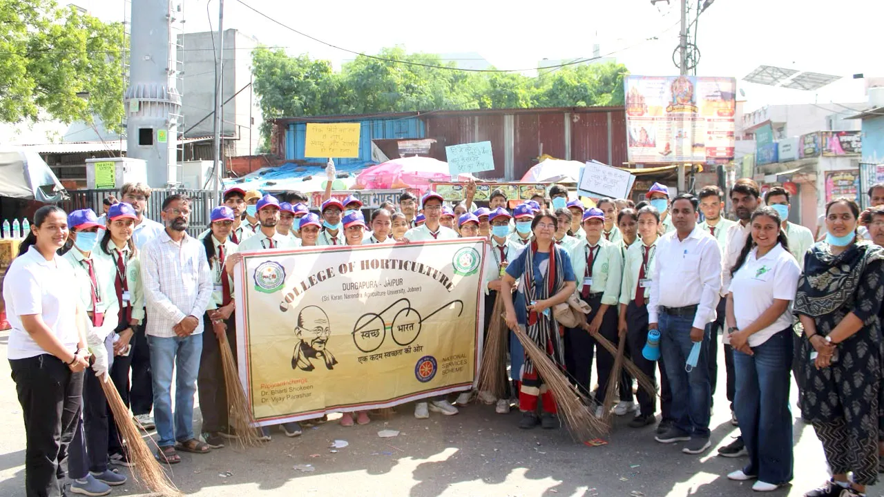 Gandhi Jayanti: गांधी जयंती पर उद्यानिकी महाविद्यालय, दुर्गापुरा के छात्रो ने दुर्गापुरा बस स्टेंड पर की सफाई