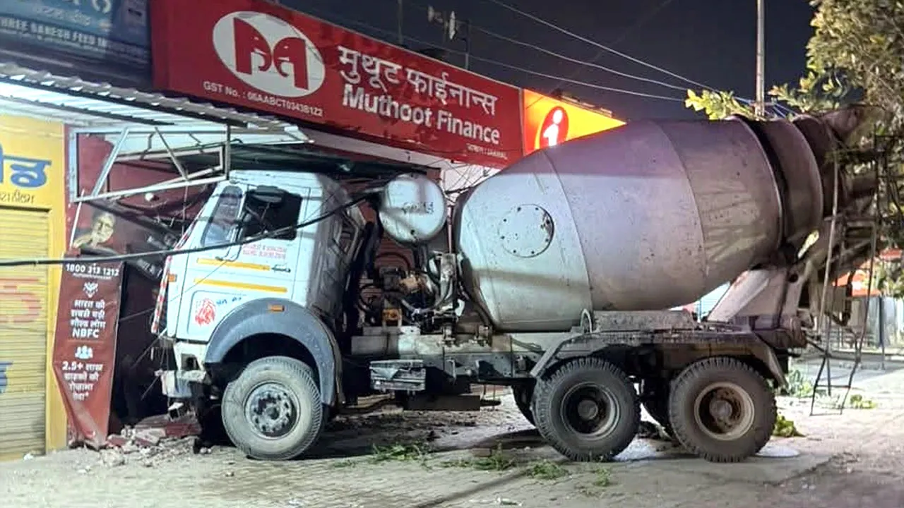 जाखल में बेकाबू ट्रक मुथूट गोल्ड लोन बैंक की दीवार तोड़कर अंदर घुसा