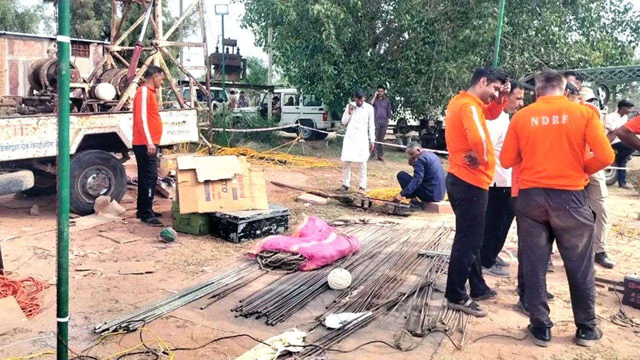 Jodhpur Borewell Accident Update: बोरवेल में फंसे मासूम को निकालने की जद्दोजहद जारी