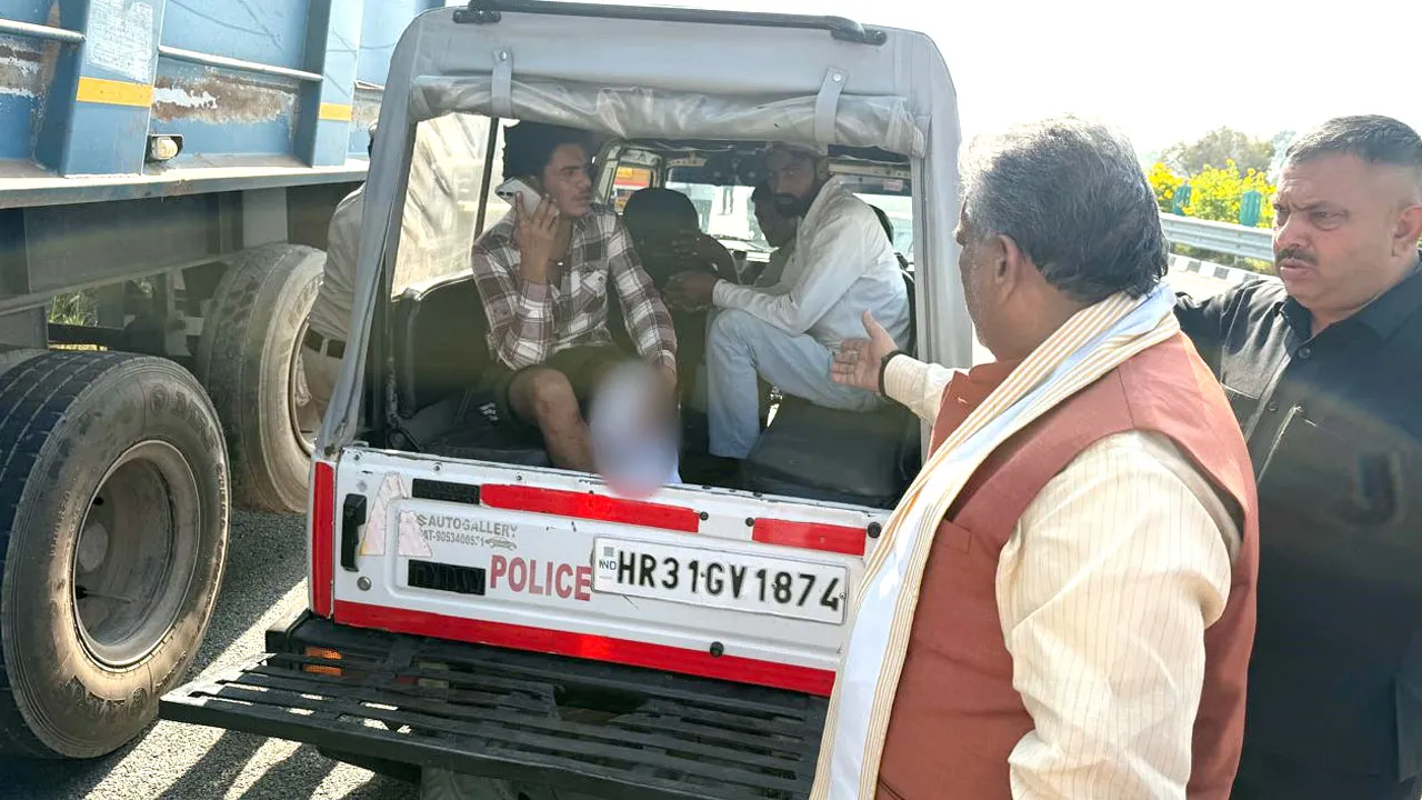 Julana Road Accident: कैबिनेट मंत्री ने रोका काफिला, पिकअप-कैंटर हादसे में घायल लोगों को पायलट गाड़ी से पहुंचाया अस्पताल