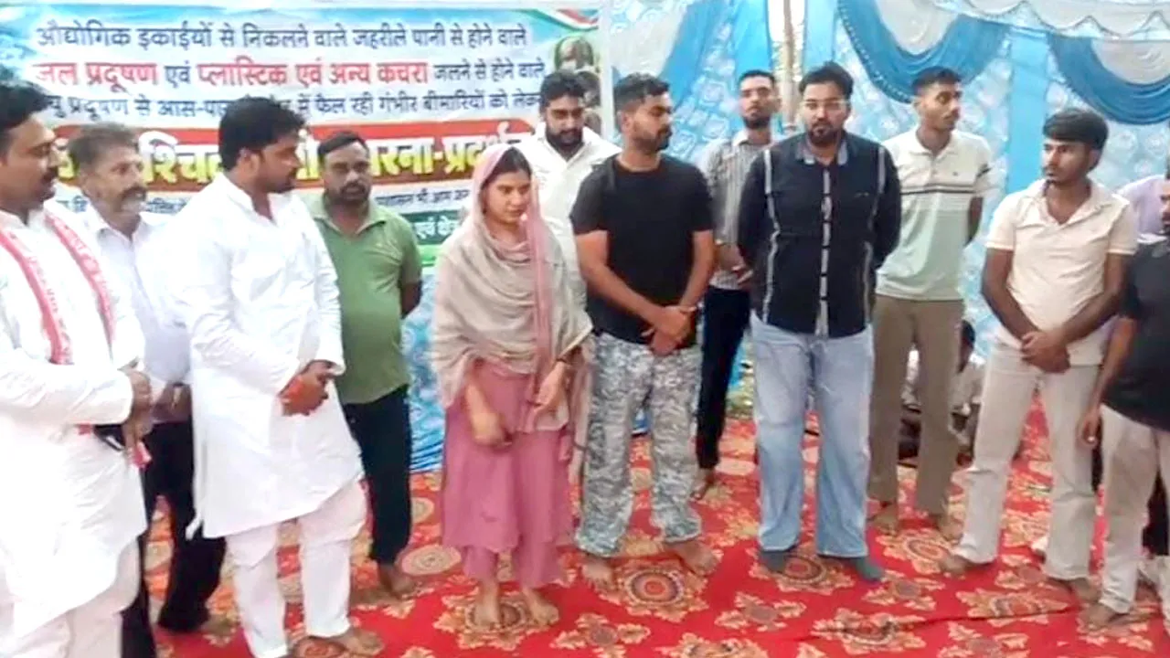 धरनास्थल पर पहुंची सपा सांसद इकरा हसन, ग्रामीणों को दिया समर्थन