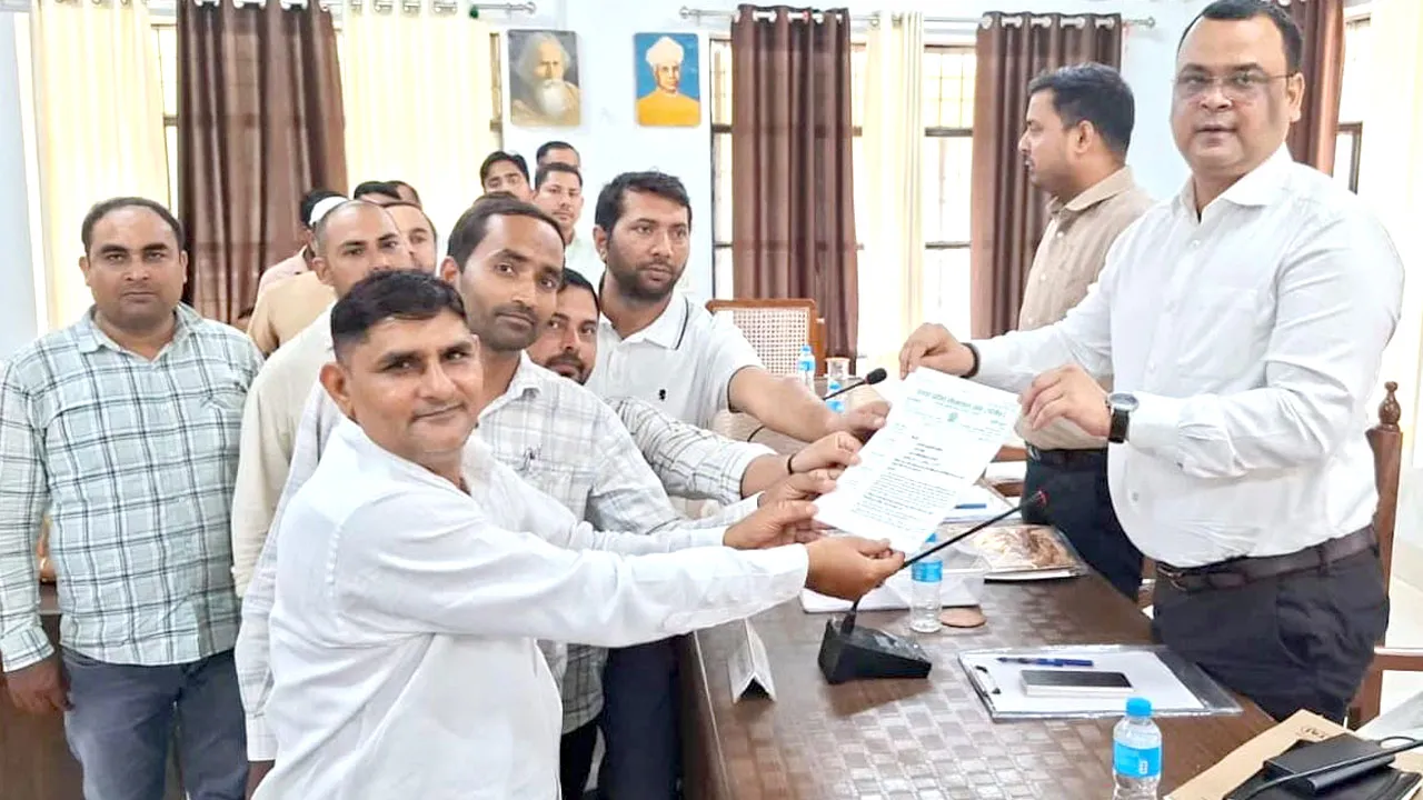 कैराना में लेखपालों ने सम्पूर्ण समाधान दिवस का किया बहिष्कार, प्रदर्शन