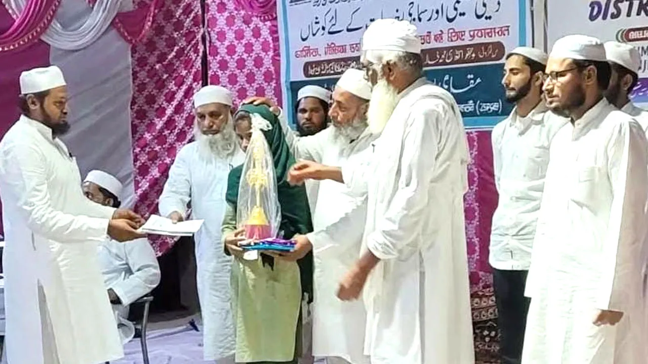 सोफिया व बुजरा ने दीनियात सामान्य प्रतियोगिता में लहराया परचम