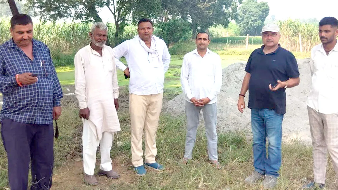 जगनपुर गन्ना तौल केंद्र पर पहुंचे सहायक महाप्रबंधक, साफ-सफाई के निर्देश