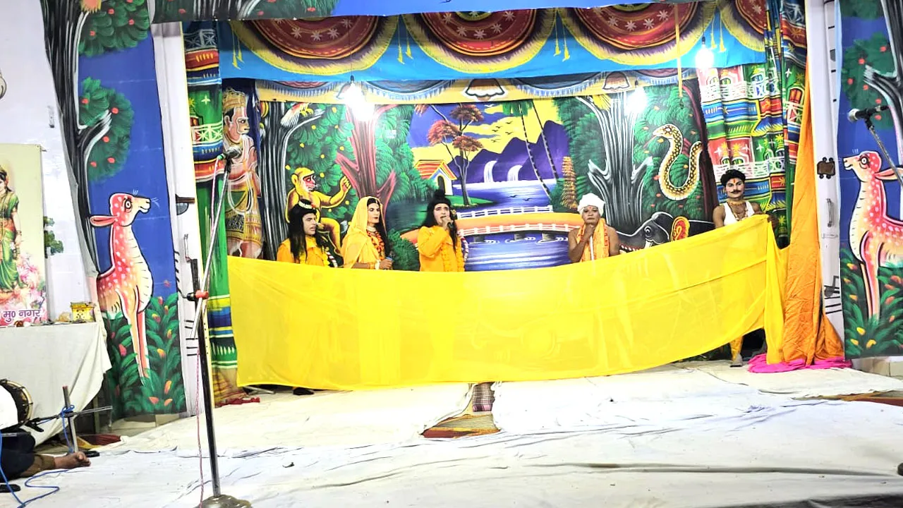 Ramlila: मीरापुर में रामलीला मंचन के दौरान राम-लक्ष्मण और सीता के वनवास व केवट संवाद की लीला का मंचन