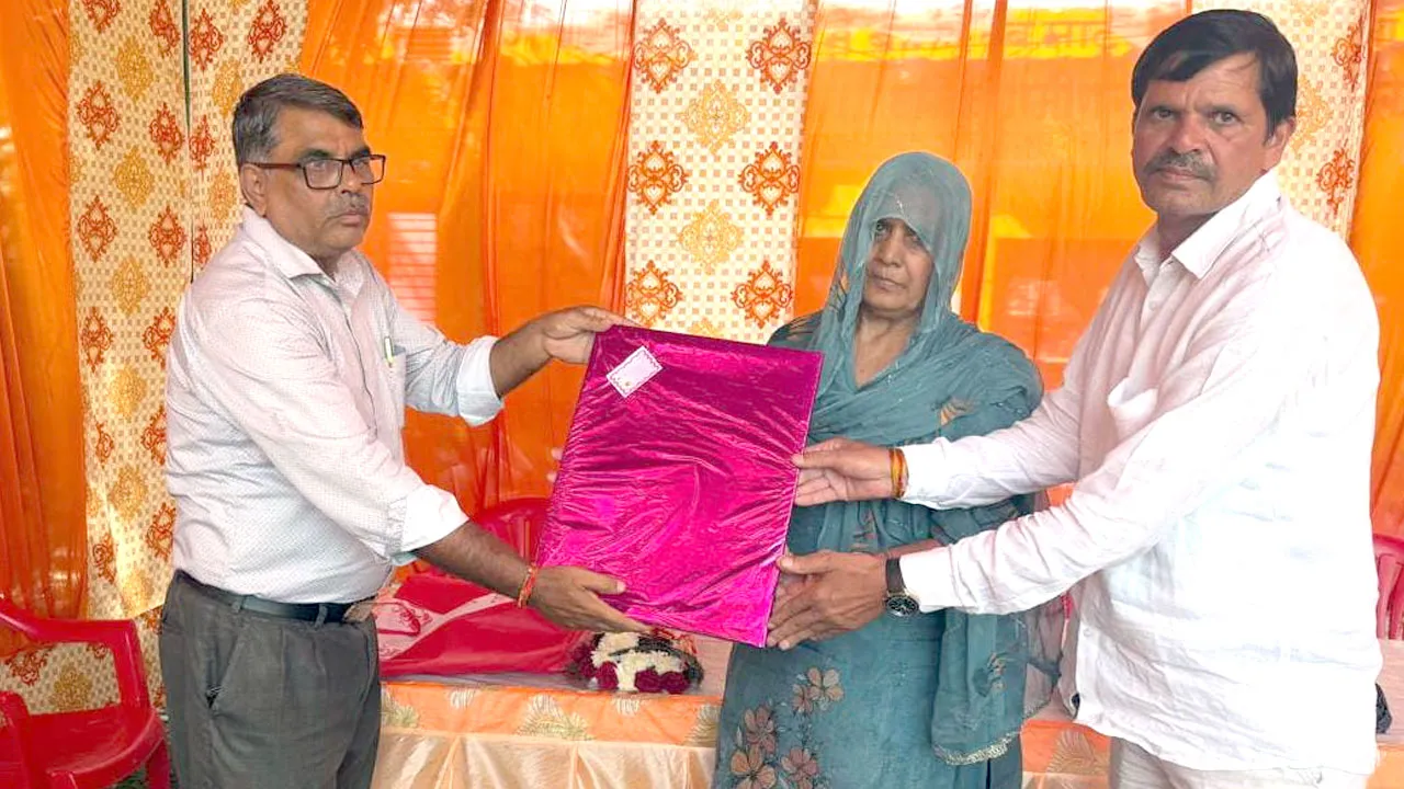 महिला कर्मचारी को सेवानिवृत्ति पर दी भावभीनी विदाई