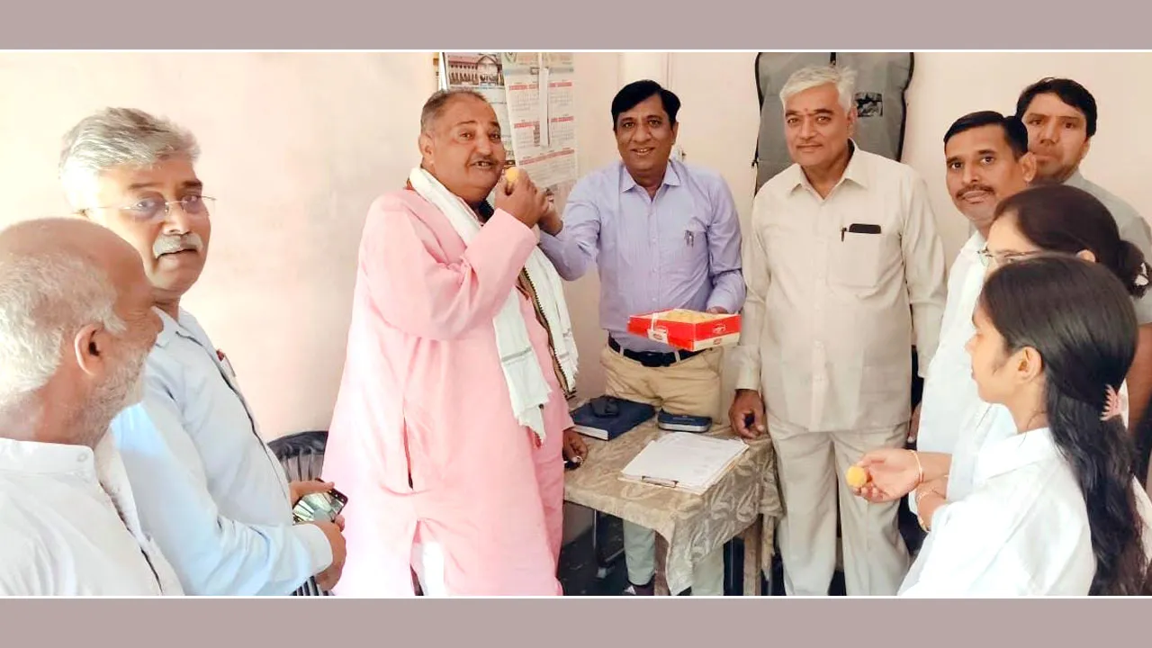 शिक्षक व स्नातक एमएलसी की जीत पर भाजपाइयों ने मनाई खुशी, बांटी मिठाइयां
