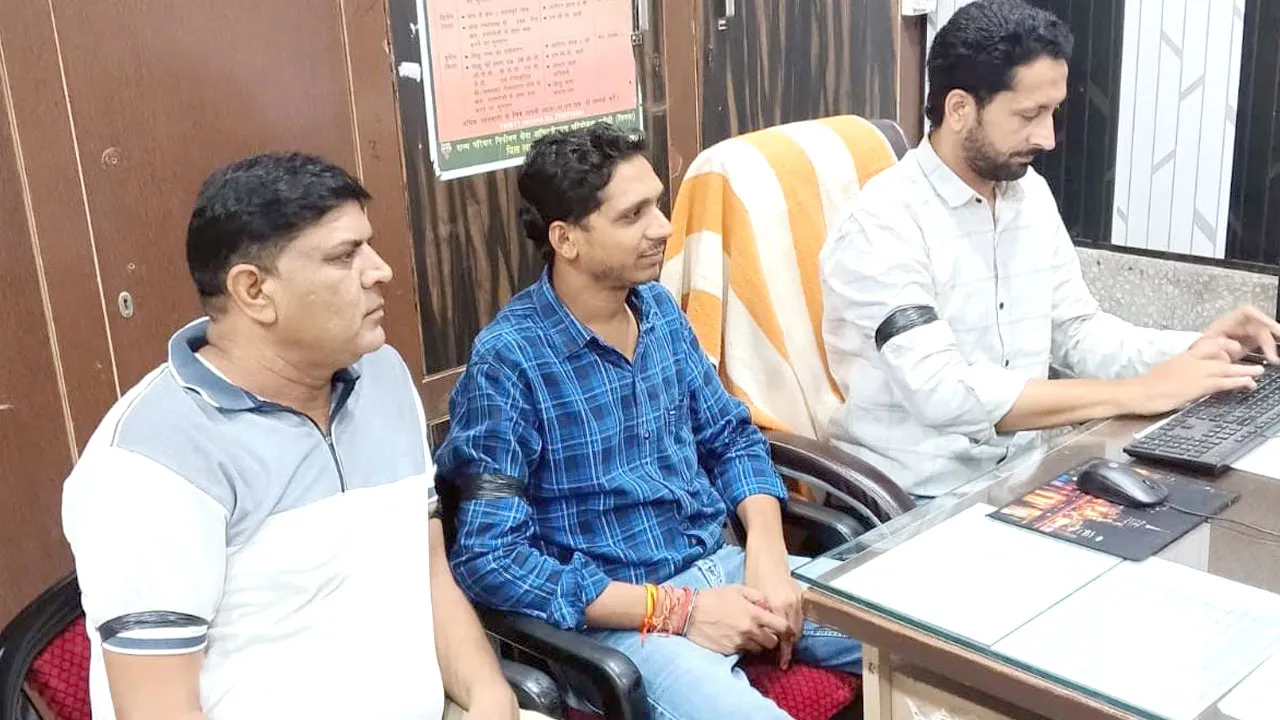 काली पट्टी बांधकर एनएचएम संविदाकर्मियों ने जताया विरोध