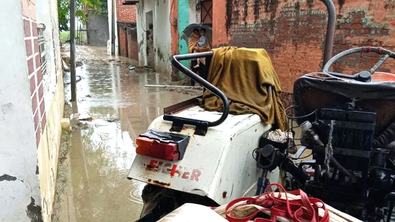 जगनपुर में बारिश के पानी से जलभराव, पंपिंग सेट से कराई गई निकासी