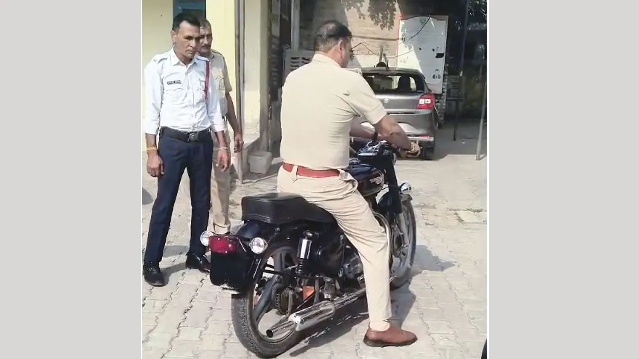 Bullet Bike Challan: बुलेट बाइक से पटाखे बजाना पड़ा महंगा, 42 हजार का चालान कर किया इंपाउंड