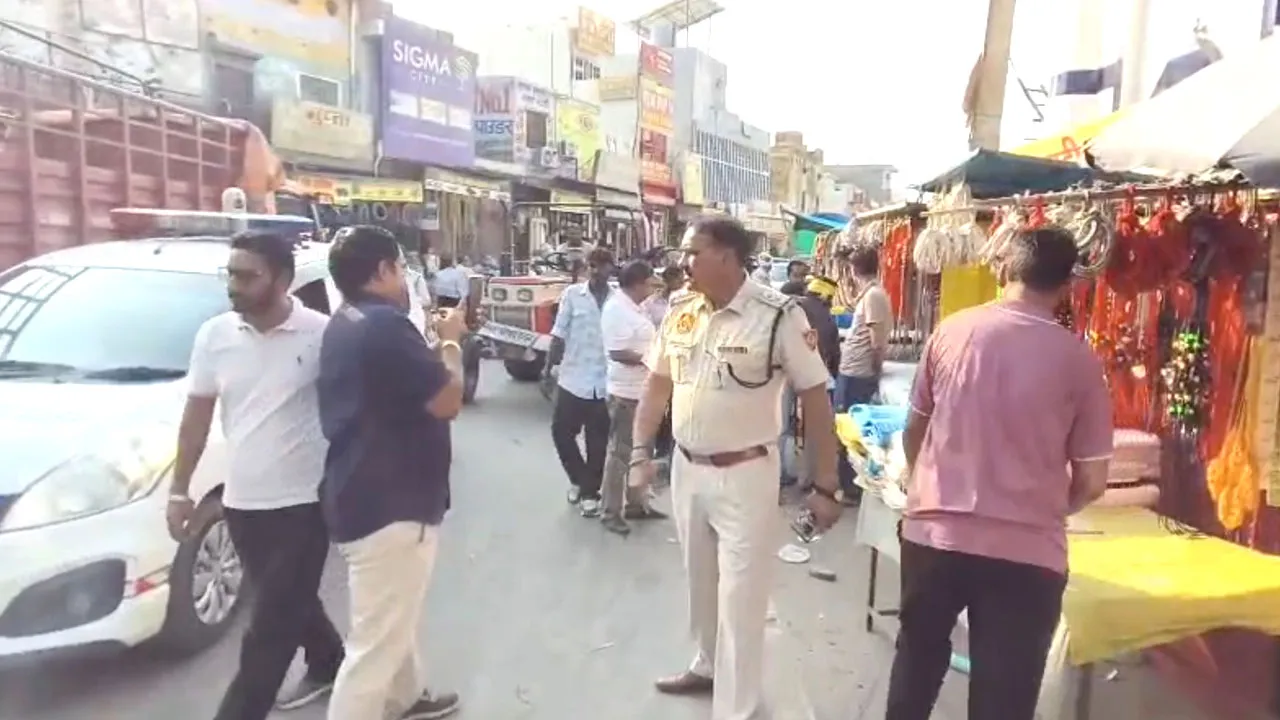 शहर में ट्रैफिक पुलिस द्वारा हटवाया गया अतिक्रमण, दुकानों के आगे रखा सामान जब्त