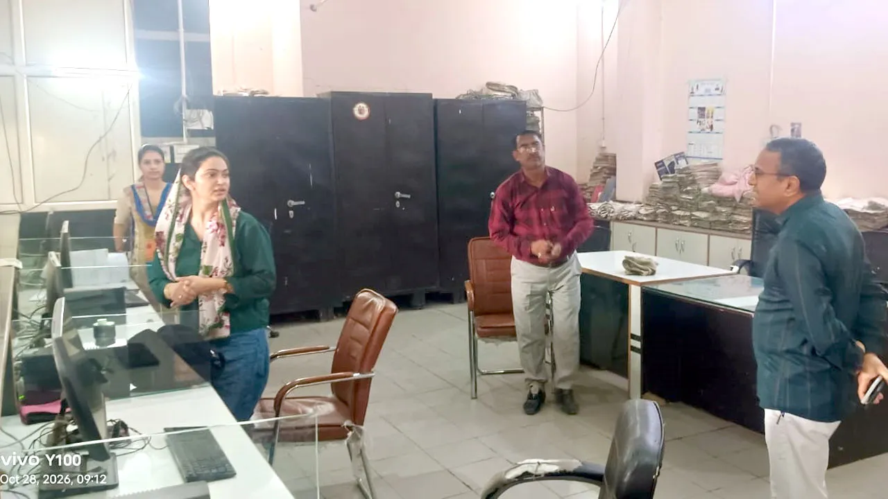 नगर परिषद में डीएमसी का औचक निरीक्षण, गैरहाजिर कर्मचारियों पर होगी कार्रवाई