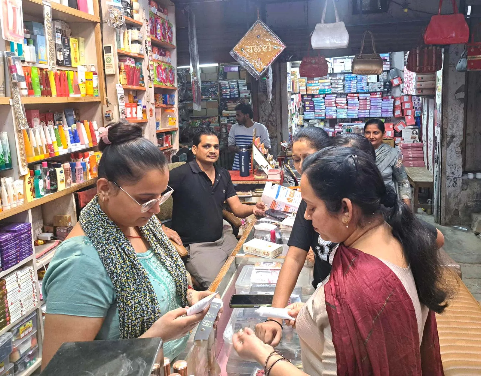 Karwa Chauth 2026: करवा चौथ से पहले सरसा के बाजारों में रौनक, ब्यूटी पार्लरों में महिलाओं की दिखी लंबी लाइने