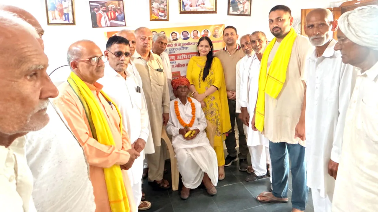 सेवा संकल्प अभियान के तहत छिनौली में बुजुर्गों का किया सम्मान