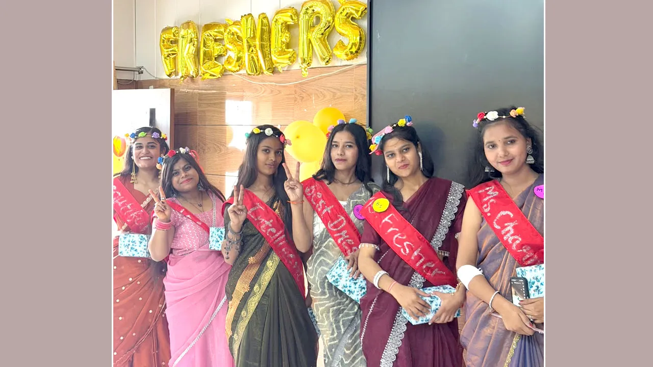 मिस खुशबू के सिर सजा मिस फ्रेशर का ताज