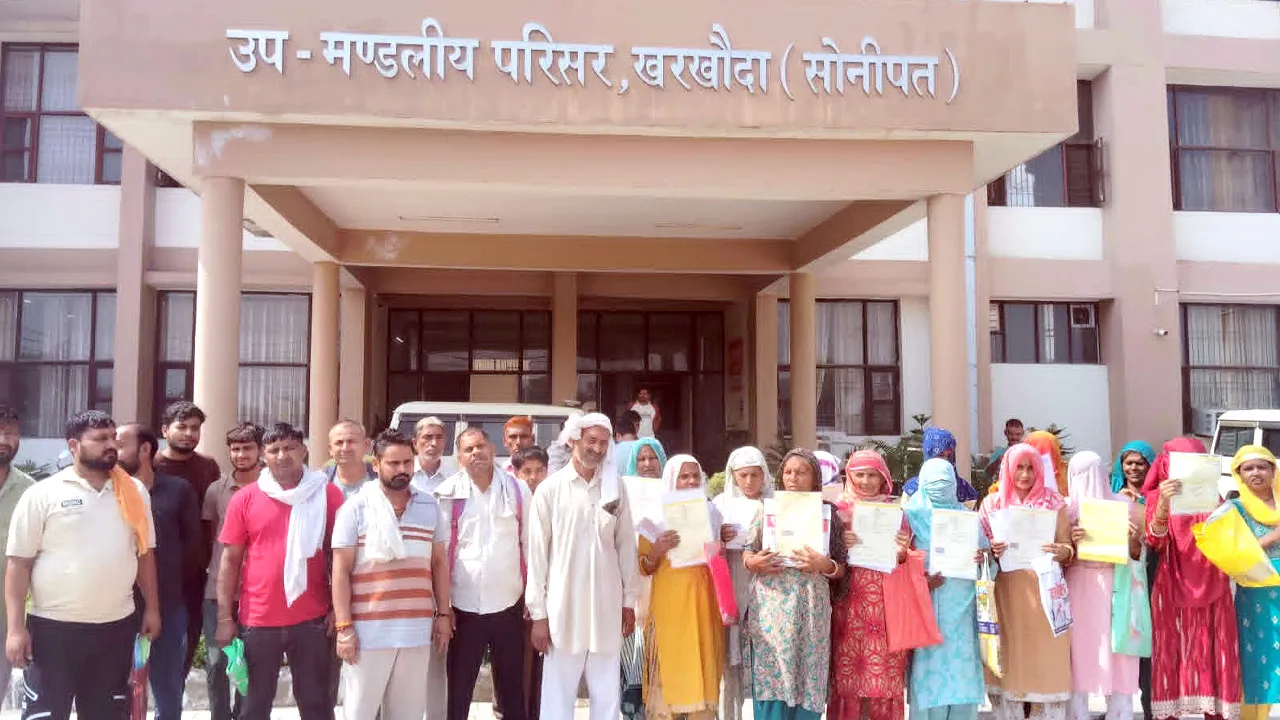 Awas Yojana: आवासीय योजना के लाभार्थियों ने रजिस्ट्री व कब्जा दिलाने की लगाई गुहार