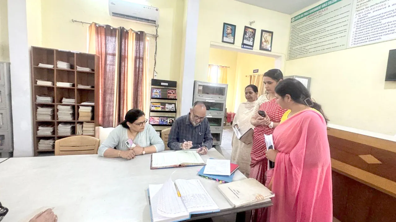 खानपुर विश्वविद्यालय की टीम ने कन्या कॉलेज का किया निरीक्षण