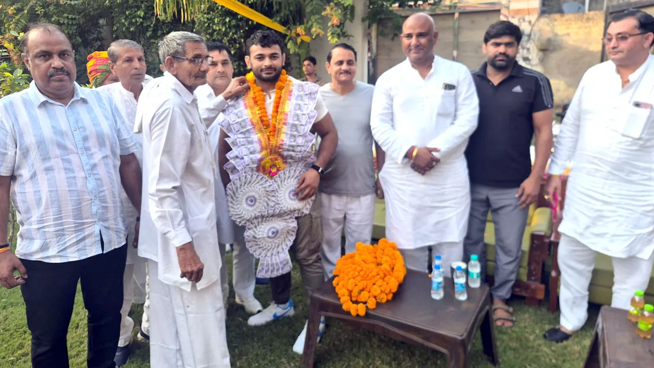 Asian Games: एशियन गेम्स में ब्रॉन्ज मेडल विजेता दीपक पूनिया का खरखौदा पहुंचने पर भव्य स्वागत