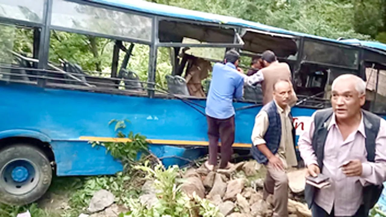 पश्चिम बंगाल में पर्यटक बस की कोयले से लदे वाहन से टक्कर, 10 घायल