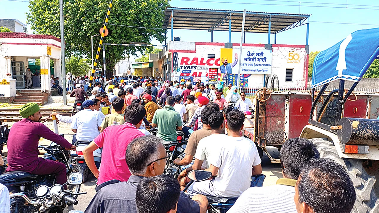 Railway Fatak: लहरागागा का रेलवे फाटक बना लोगों के लिए ‘मुसीबत का द्वार’, कीमती समय हो रहा बर्बाद