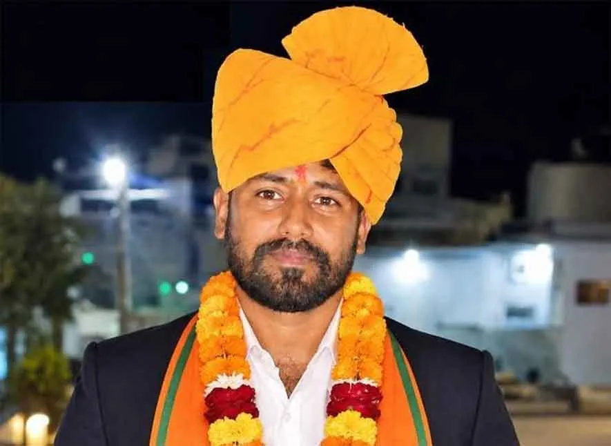 नाली निर्माण अधूरा, सड़कों पर बिखरा मलबा, आमजन परेशान 