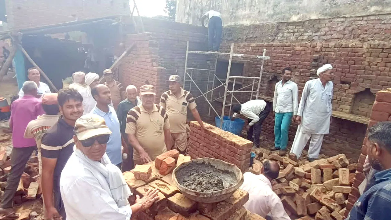 डेरा सच्चा सौदा के सेवादारों की सेवा के जज्बे का कमाल, जरूरतमंद को एक ही दिन में मकान बना कर दिया