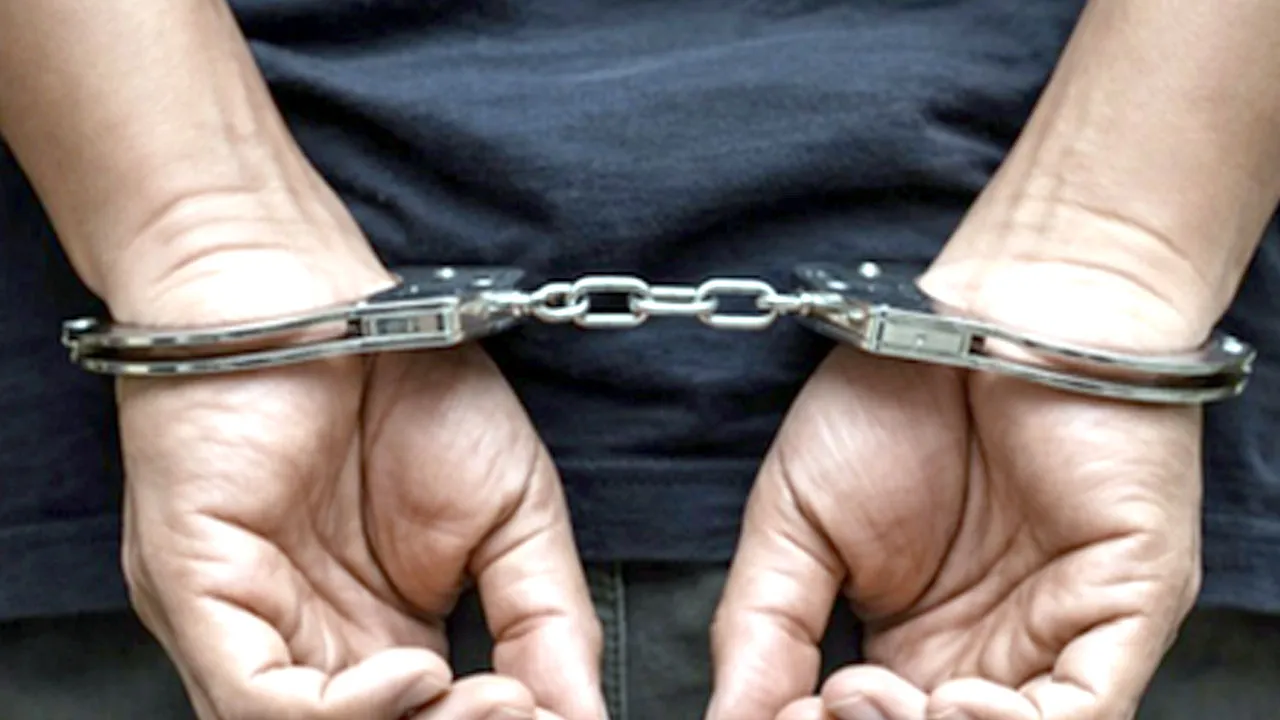 Mumbai Cyber Crime: साइबर ठगी के पैसों से खरीदे महंगे मोबाइल, पुलिस ने 25 मोबाइल के साथ 2 आरोपियों को किया गिरफ्तार