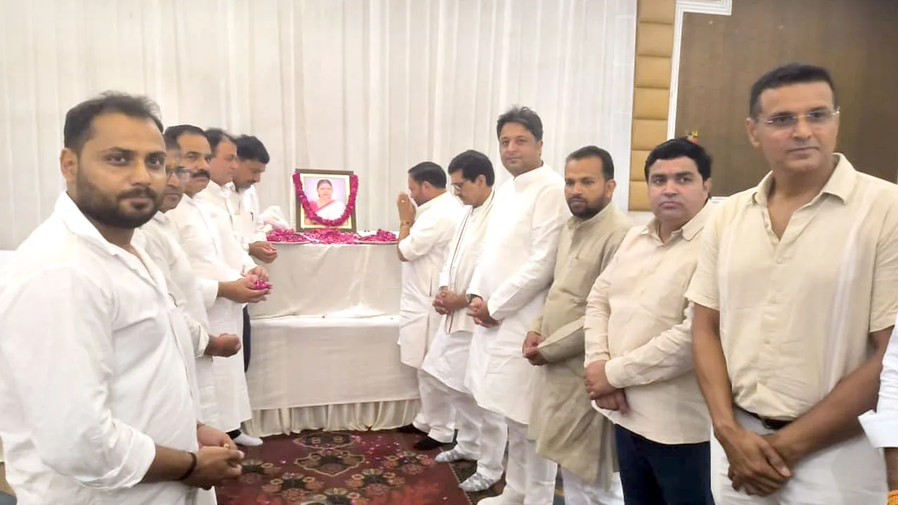 भाजपा नेता की माता की तेहरवीं में पहुंचे दिग्गज नेता, पुष्प अर्पित कर दी श्रद्धांजलि