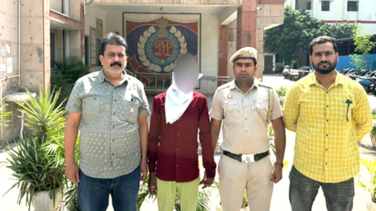 बैंक की UIDAI मशीन से साइबर कैफे में बन रहे थे फर्जी आधार-पासपोर्ट, पुलिस ने किया गिरोह का भंडाफोड़, 2 गिरफ्तार