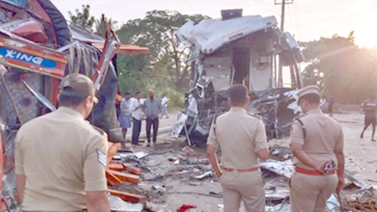 Karnataka Accident News: कर्नाटक में दो सड़क हादसे, 5 लोगों की मौत, 20 से ज्यादा घायल 