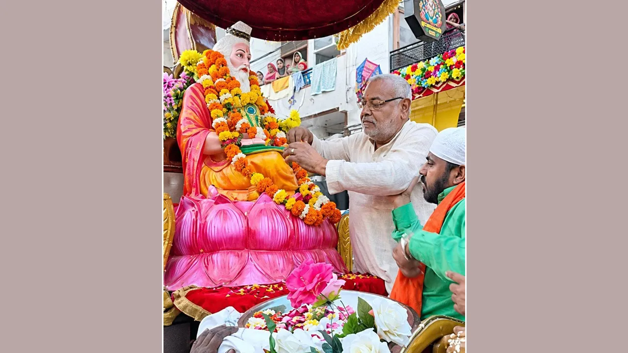 Valmiki Jayanti: जयकारों से गूंजे नरवाना के बाजार, धूमधाम से निकली महर्षि वाल्मीकि जयंती की शोभायात्रा