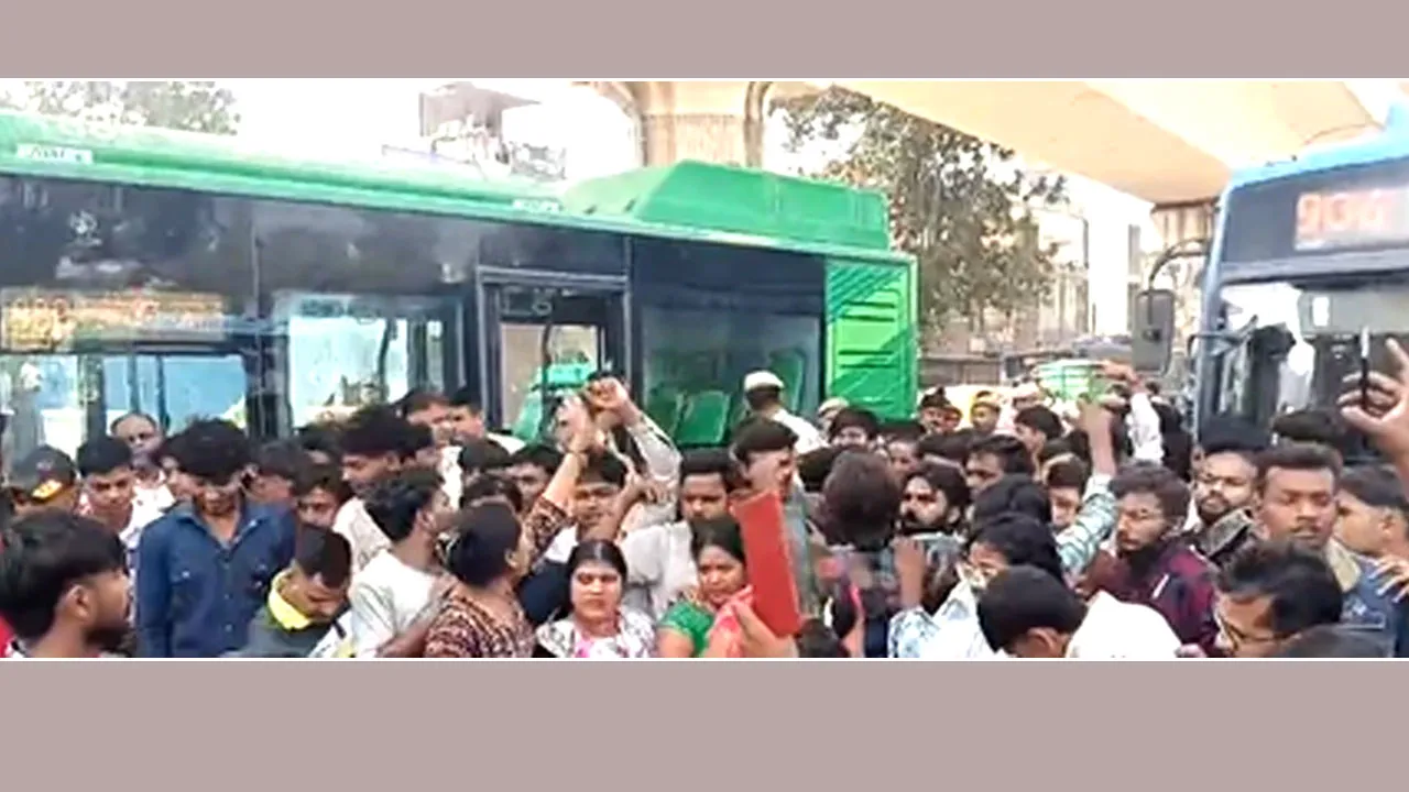 DTC Bus Accident: दिल्ली के पंजाबी बाग में डीटीसी बस ने मोटरसाइकिल को मारी टक्कर, युवक की मौत 