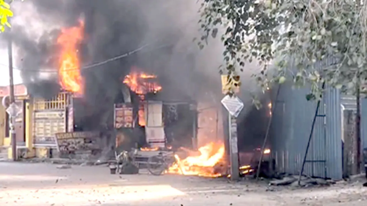 Noida Fire News: नोएडा के रायपुर में 5 अस्थायी दुकानों में लगी आग, एक की मौत